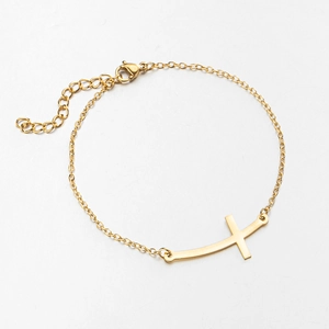Dettaglio macro del bracciale minimalista a croce dorata con chiusura a moschettone