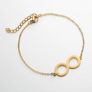 Détail du bracelet chaîne dorée infini avec maillons réglables et fermoir mousqueton