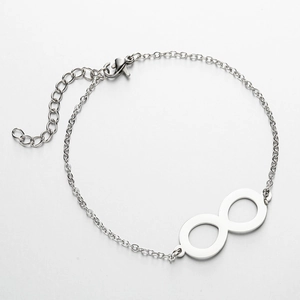 Bracelet en acier inoxydable poli avec symbole infini et fermoir mousqueton sur fond blanc