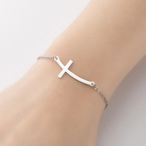 Dettaglio del bracciale a croce in acciaio inossidabile argento con ciondolo curvo