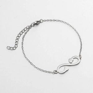 Vue macro du bracelet cœur en acier inoxydable avec détail du fermoir mousqueton poli