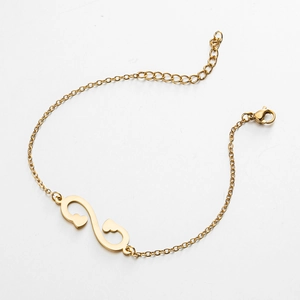 Détail du bracelet infini cœur doré avec fermoir mousqueton et chaîne réglable