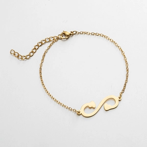 Détail du bracelet coeur infini doré avec fermoir mousqueton et chaîne de réglage