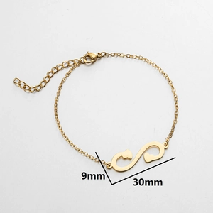 Bracelet doré en acier inoxydable avec design de pendentif infini et double cœur