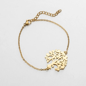 Detailaufnahme eines goldenen Lebensbaum-Armbands mit Karabinerverschluss und Verlängerung