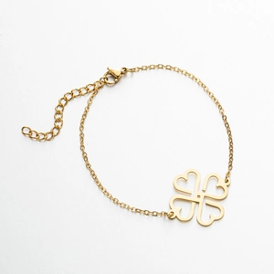 Detailaufnahme eines goldenen Kleeblatt-Armbands mit Herzmotiven und Karabinerverschluss