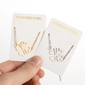 Minimalistische Kleeblatt-Halsketten aus Edelstahl in Gold und Silber auf Displaykarte
