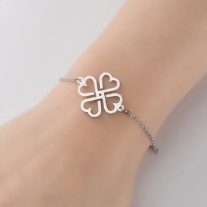 Detailansicht des silbernen Edelstahl-Armbands mit einem vierblättrigen Kleeblatt-Herzanhänger