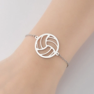 Détail d'un pendentif de volleyball en argent sur un bracelet en acier inoxydable poli