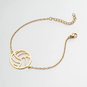 Détails du bracelet volleyball doré avec fermoir mousqueton réglable sur marbre