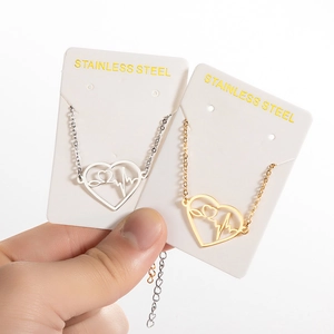 Moderne Edelstahl-Herzkette mit EKG-Herzschlaglinie in Gold- und Silberoptik