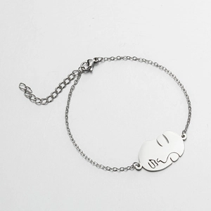 Bracelet chaîne argentée minimaliste avec pendentif visage abstrait et fermoir ajustable