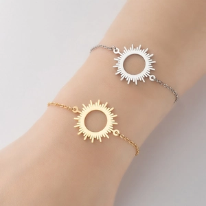 Bracelet Femme En Acier Inoxydable Pendentif Soleil Ajouré Réglable Plaqué Or 18K Bijoux Minimalistes
