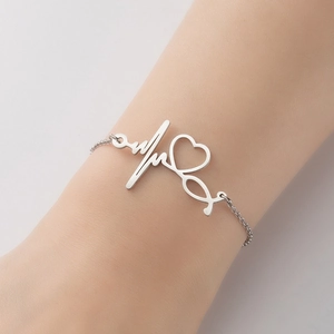 Bracelet minimaliste en argent avec cœur stéthoscope et ECG porté au poignet