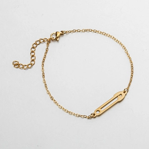 Détail du bracelet doré avec pendentif trombone et fermoir mousqueton réglable