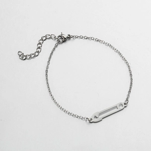 Bracelet minimaliste en acier inoxydable argenté avec breloque trombone et fermoir réglable