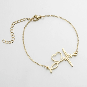 Détail du bracelet battement de cœur doré avec fermoir mousqueton et chaîne d'extension