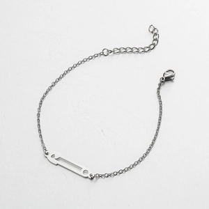 Vue détaillée du bracelet épingle à nourrice en acier inoxydable avec chaîne de réglage argentée