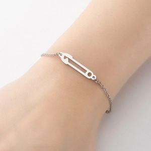 Bracelet élégant pour femme avec pendentif trombone argenté et chaîne au style minimaliste
