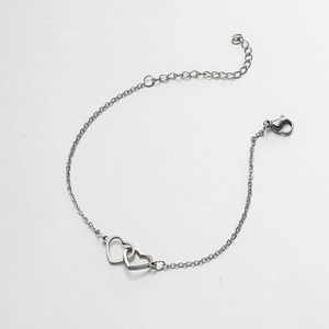 Bracciale minimalista in acciaio inossidabile con cuori intrecciati su una sottile catena d'argento