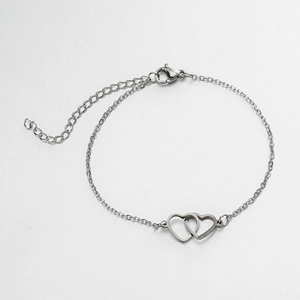 Dettaglio del bracciale argento con doppi cuori intrecciati e catenina di estensione