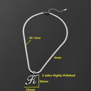 Collier avec pendentif lettre K argenté poli sur une chaîne serpent plate de 4mm