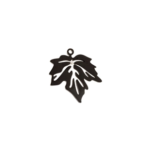 Collier avec pendentif feuille d'érable en acier inoxydable noir avec détails découpés