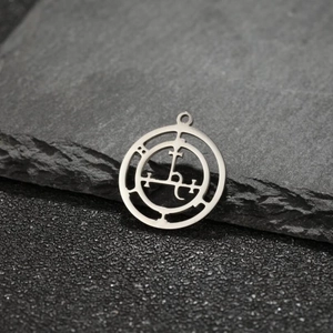 Pendentif sceau en acier inoxydable argenté sur fond de roche volcanique noire