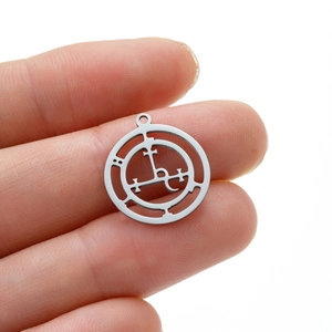 Vue macro d'un pendentif Salomon en acier inoxydable poli avec découpe occulte