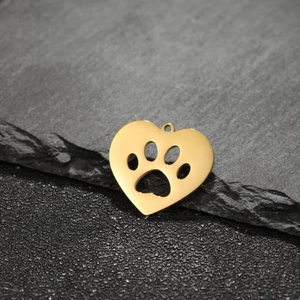 Pendentif coeur en acier inoxydable doré poli avec motif patte sur fond de pierre