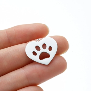 Détail du pendentif cœur en acier inoxydable avec empreinte de patte creuse pour bijoux