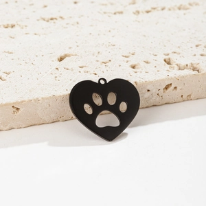 Détail du pendentif cœur en acier inoxydable noir mat avec empreinte de patte creuse