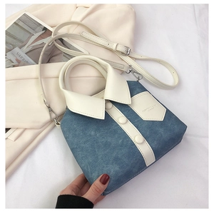 Detail van creatieve crossbodytas in de vorm van een overhemd met blauwe denimstructuur
