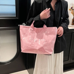 Grand sac cabas rose en papier DuPont avec imprimé TOTE BAG et texture froissée brillante