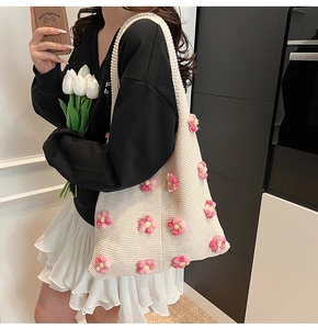 Détail du sac bandoulière en maille blanc cassé avec fleurs roses en crochet 3D douces