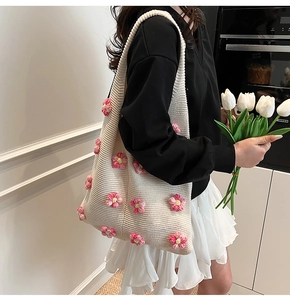 Vue détaillée du sac à bandoulière en tricot crème avec fleurs au crochet roses 3D