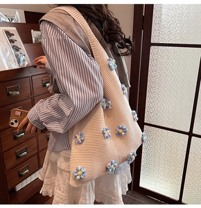 Détails du sac en maille avec fleurs au crochet en 3D et texture douce artisanale