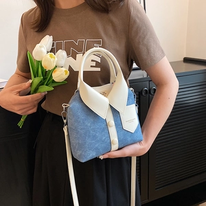 Blauwe denim handtas in de vorm van een shirt met witte kraag en schouderband dames