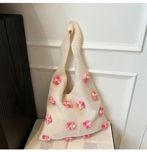 Gros plan du sac cabas en tricot avec fleurs 3D au crochet et bandoulière tissée épaisse