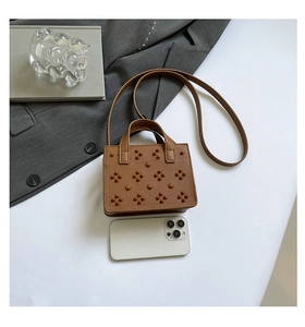 Mini sac carré marron avec rivets, cuir grainé et référence de taille de smartphone
