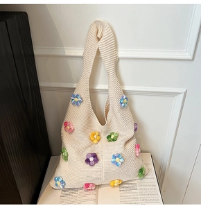 Vue détaillée du sac cabas tricoté main avec fleurs au crochet 3D et texture moelleuse