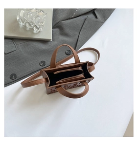 Structure interne du sac à main marron avec trois compartiments et bandoulière en cuir