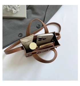 Vue intérieure montrant la capacité du sac fourre-tout marron clouté pour l'essentiel