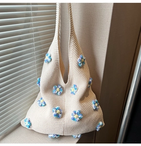 Gros plan détaillé d'un sac cabas en tricot fait main avec motifs de fleurs au crochet