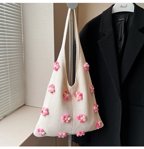 Détail du sac cabas en tricot beige orné de motifs floraux en crochet 3D
