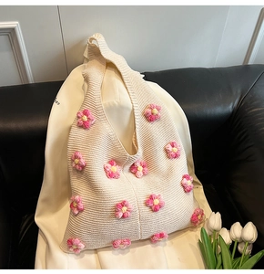 Détail du sac à bandoulière en tricot crème avec fleurs au crochet 3D roses et jaunes