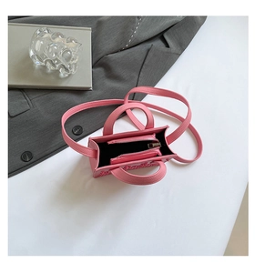 Vue de dessus d'un mini sac bandoulière en cuir grainé rose avec fermeture éclair