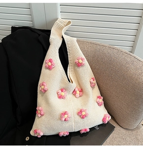 Détail du sac tricoté avec fleurs au crochet 3D faites à la main de style rétro