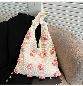 Détails de maille et fleurs 3D sur un sac à bandoulière en crochet beige