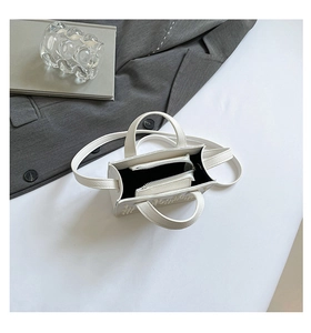 Détail du mini sac blanc en cuir texturé litchi avec gaufrage géométrique